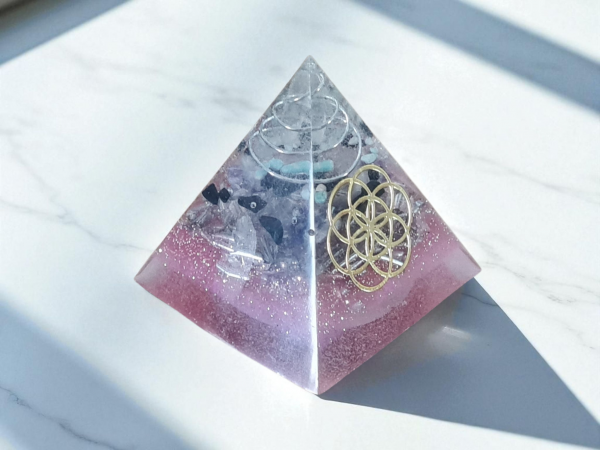 Orgonite pyramide rose graine de vie